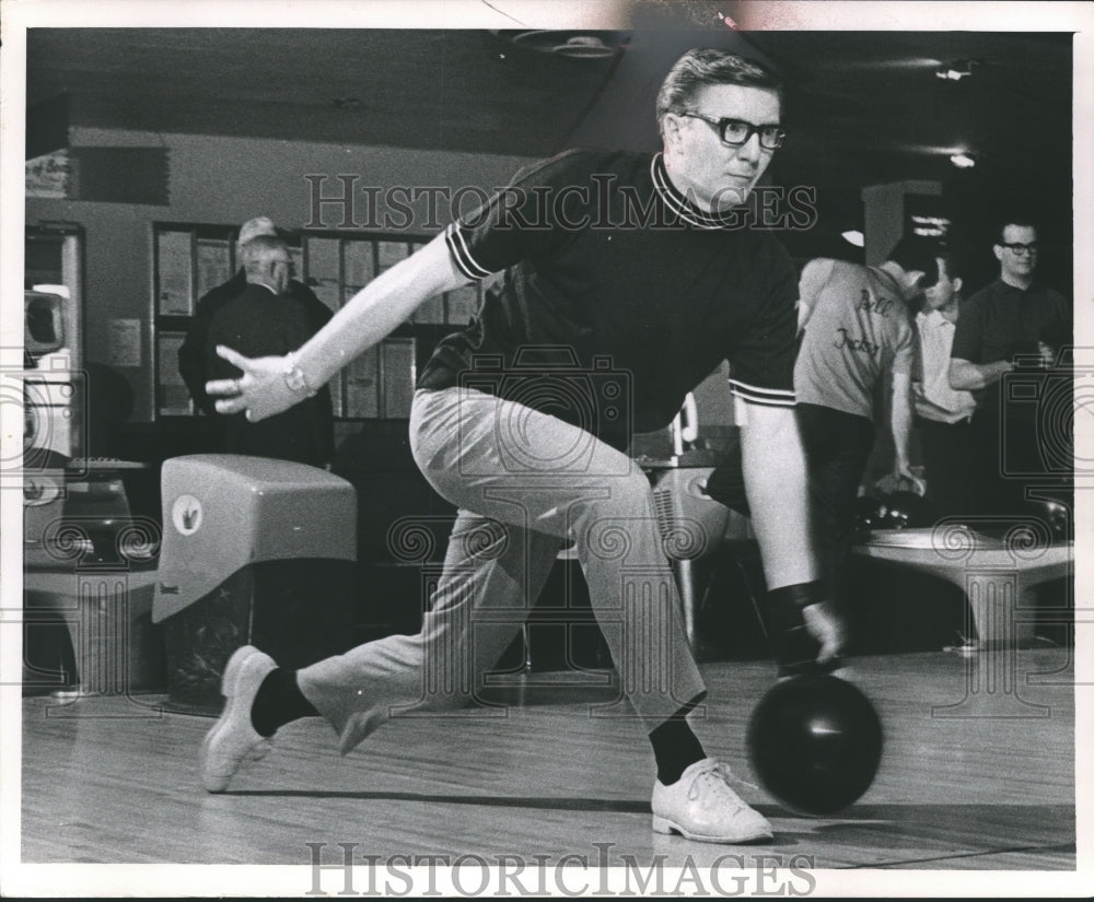 1968 Press Photo Skee Foremsky, bowling - mjb12186- Historic Images