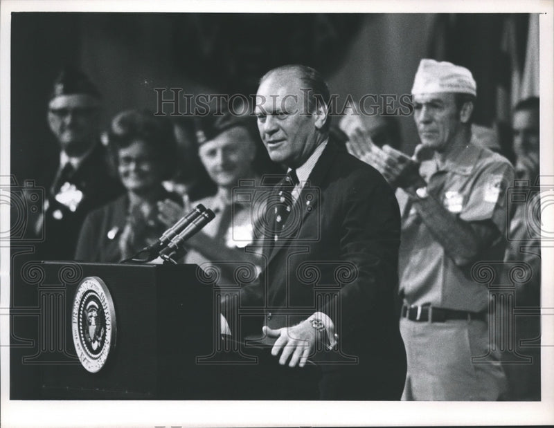 Load image into Gallery viewer, 1974 Press Photo Gerald Ford speaking at VFW national convention - mjb12288
