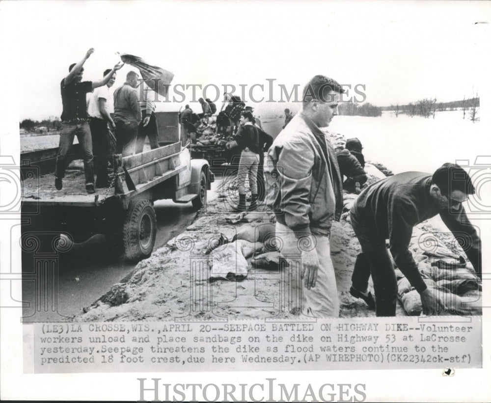 1966 Press Photo Volunteers place sandbags to combat rising floodwaters- Historic Images