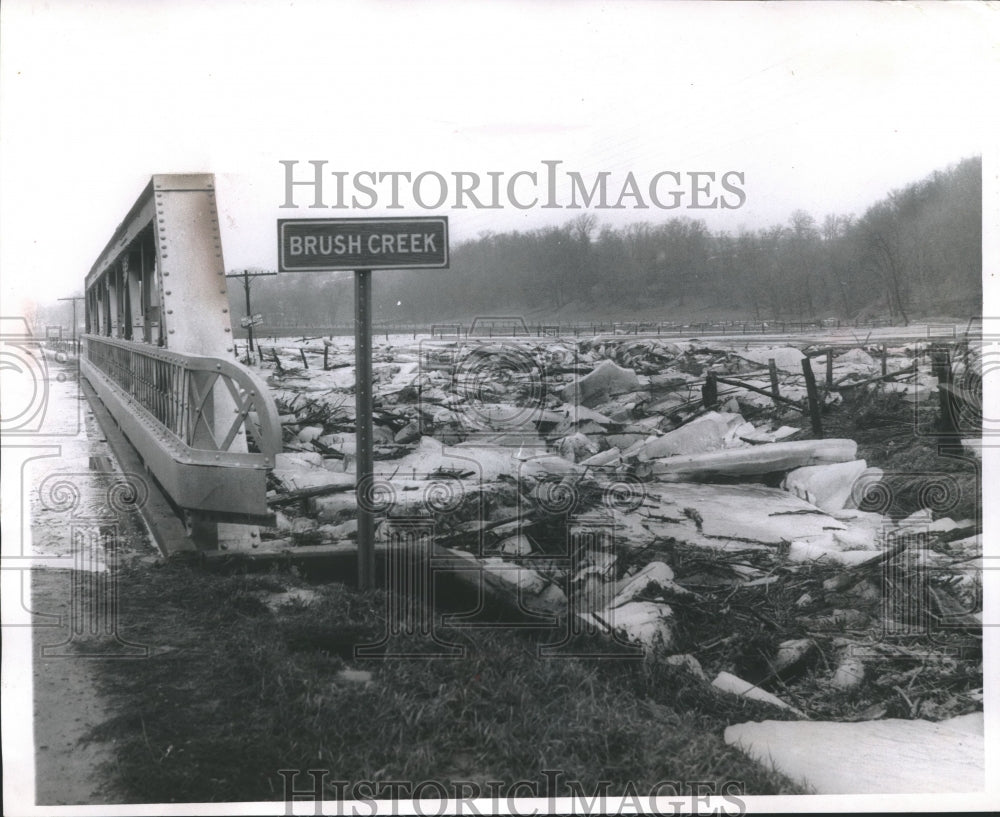 1966 Press Photo Ice jams a bridge over Brush Creek near Ontario, Vernon County- Historic Images