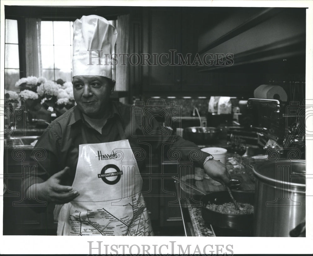 1994 Press Photo Director Daniel Forlano Cooks for Dinners for Tu-Tu Fund-Raiser- Historic Images