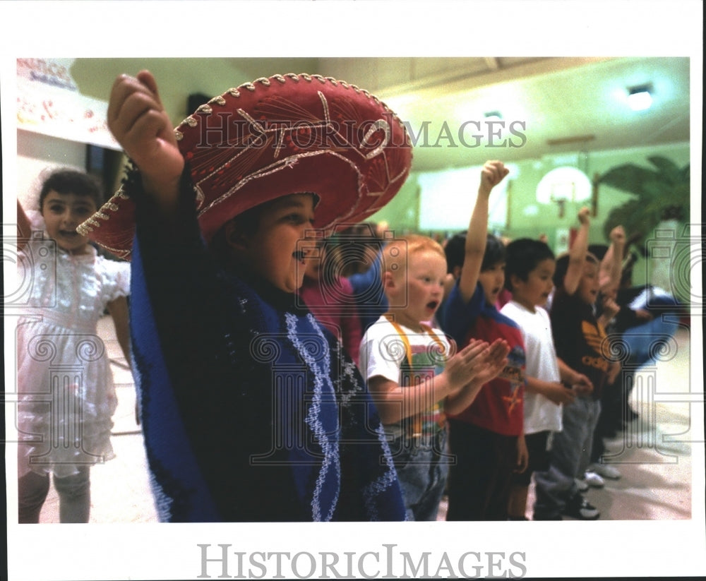 1994 Press Photo Students sing, Forest Home Avenue School, Milwaukee, Wisconsin- Historic Images