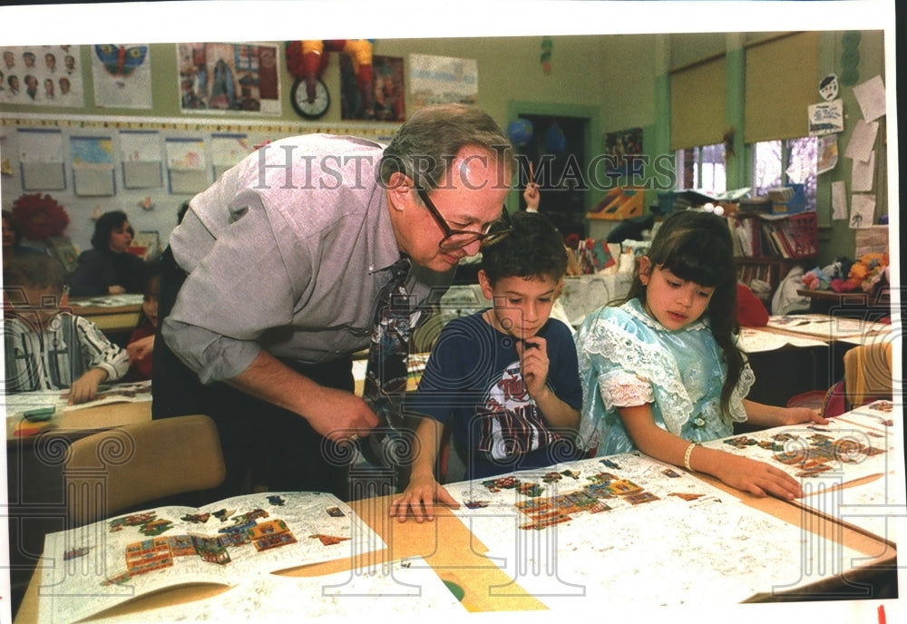 1993 Press Photo Students and mentor at Forest Home Avenue School in Milwaukee- Historic Images