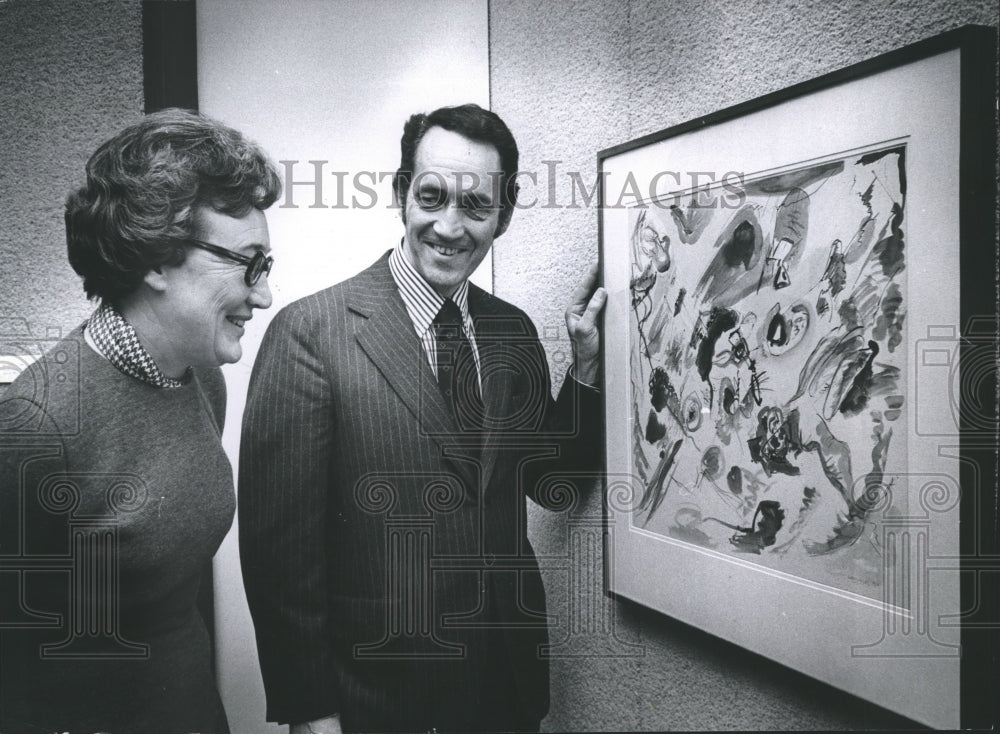 1971 Press Photo Robert Forrest, Mrs. Thompson examine art, Milwaukee Art Center