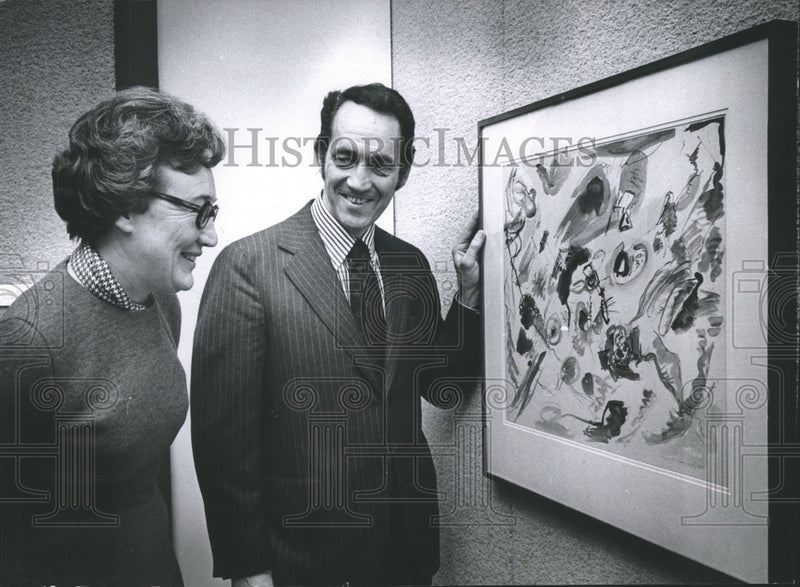 Load image into Gallery viewer, 1971 Press Photo Robert Forrest, Mrs. Thompson examine art, Milwaukee Art Center
