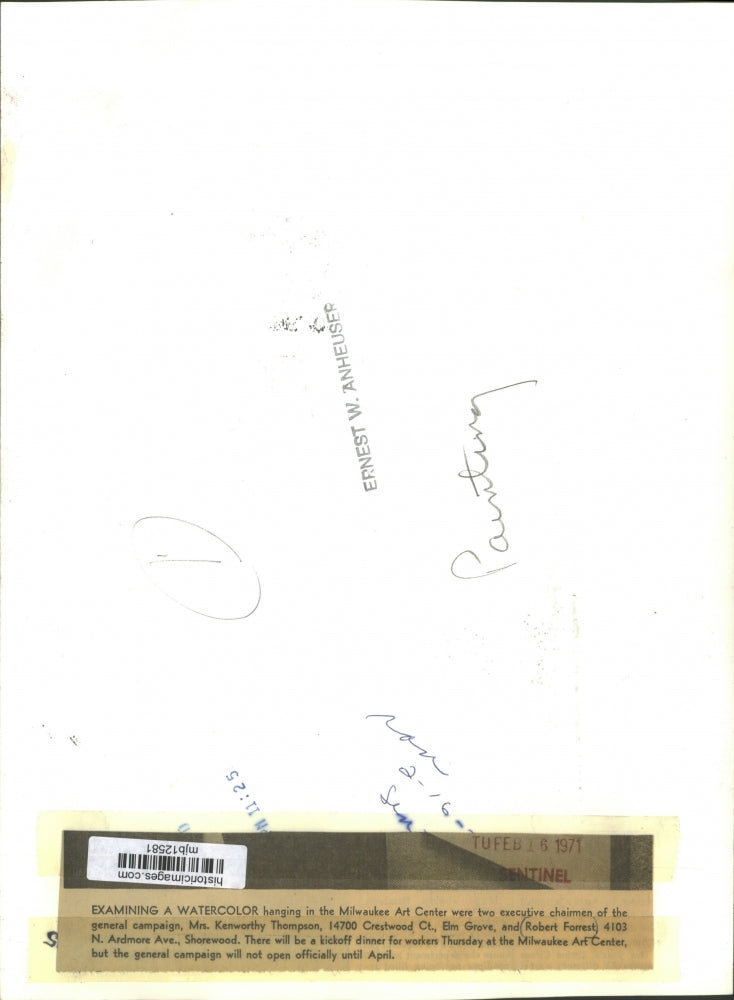 1971 Press Photo Robert Forrest, Mrs. Thompson examine art, Milwaukee Art Center