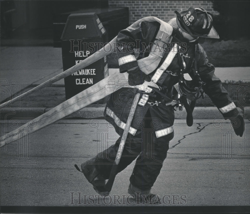 1985 Press Photo Firefighter responds to fire at Juneau High School, Milwaukee