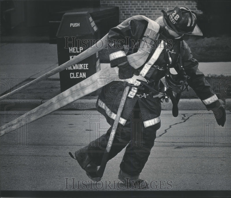 Load image into Gallery viewer, 1985 Press Photo Firefighter responds to fire at Juneau High School, Milwaukee
