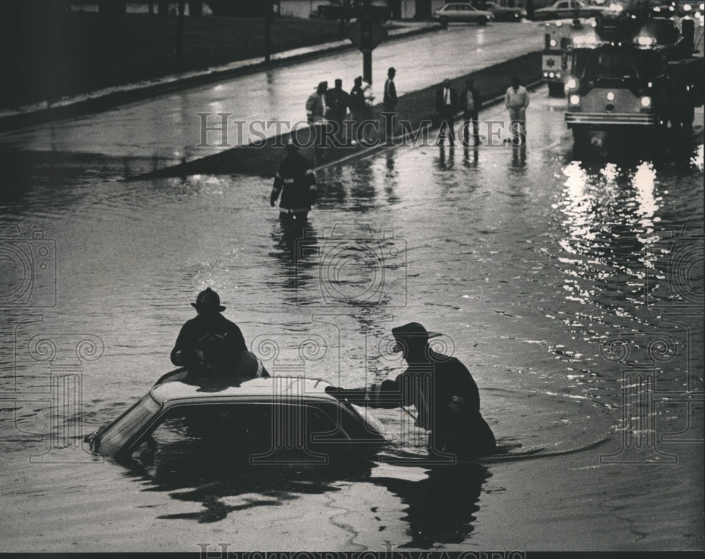 1990 Press Photo Milwaukee Firefighters Search Sunken Car on West Capitol Drive