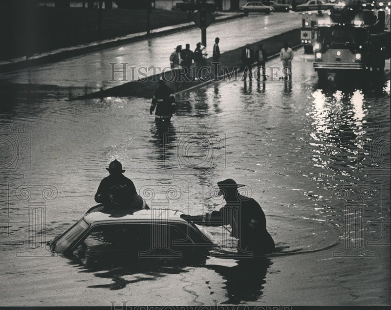 Load image into Gallery viewer, 1990 Press Photo Milwaukee Firefighters Search Sunken Car on West Capitol Drive
