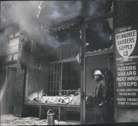 1945 Press Photo Patrolman George Nickel guards Manhattan Building during fire- Historic Images