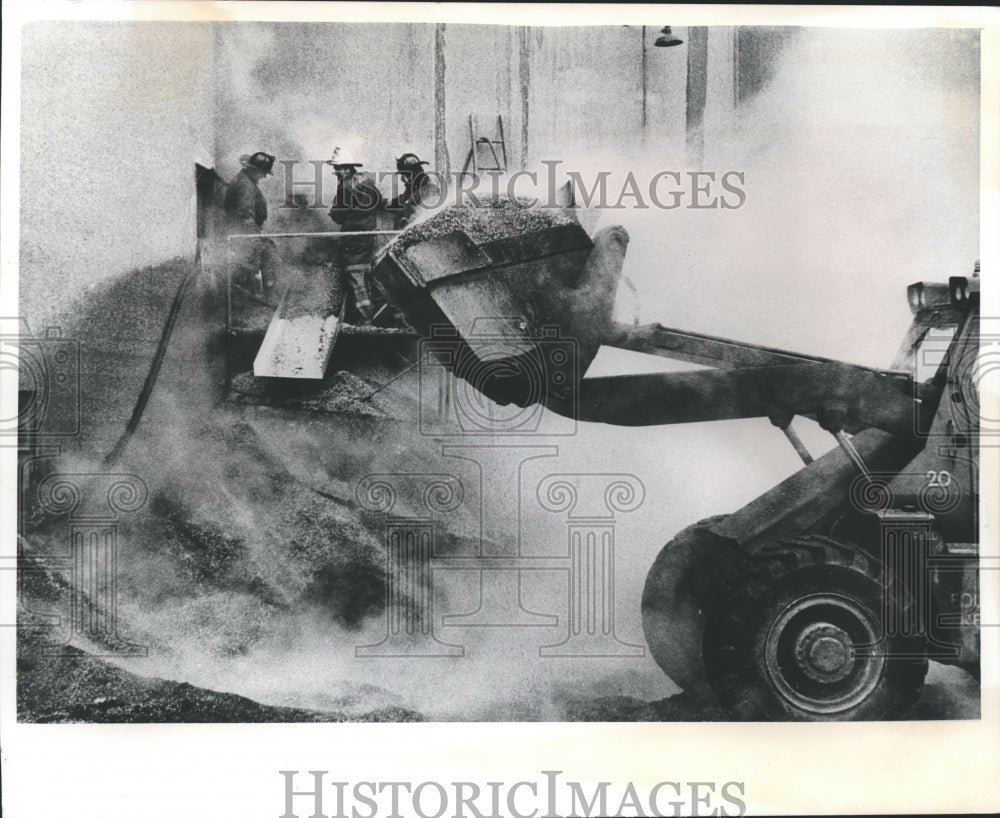 1978 Press Photo Firemen Empty Burnt Malt from Kurth Malting Grain Elevator