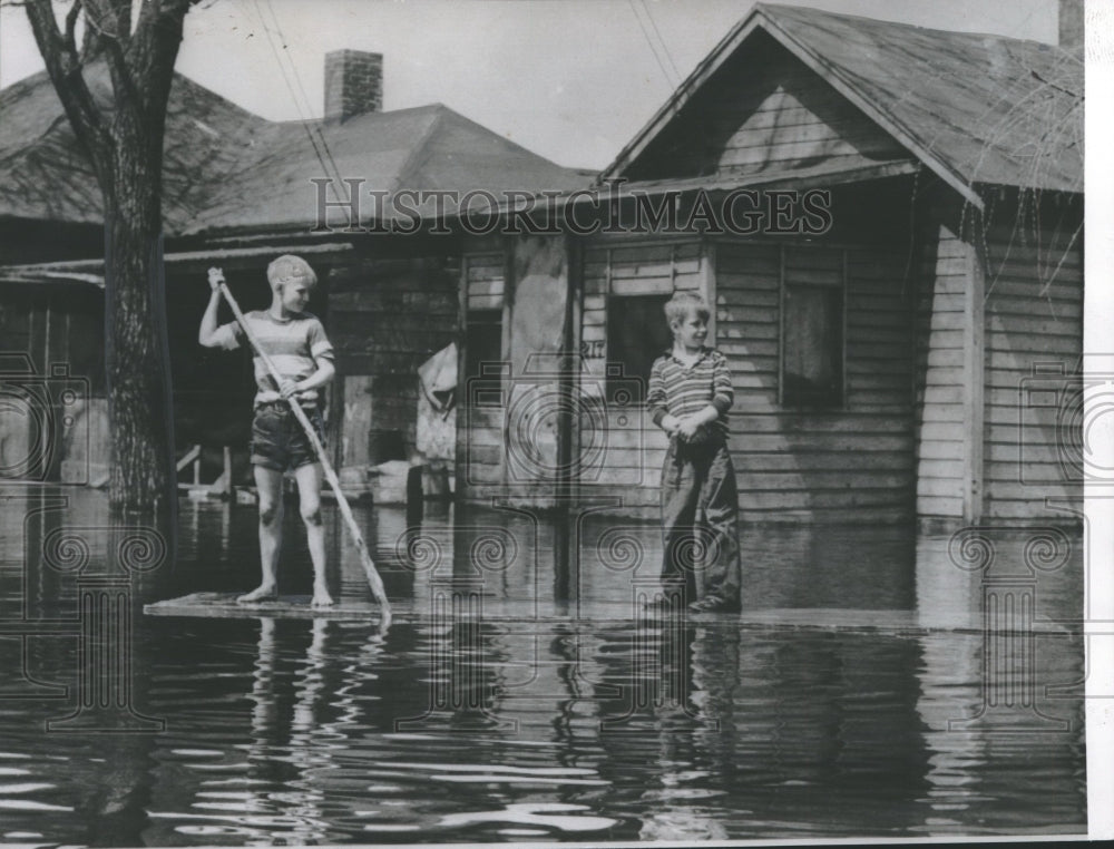 1952 Press Photo Youngsters Find Enjoyment During Flood in La Crosse- Historic Images