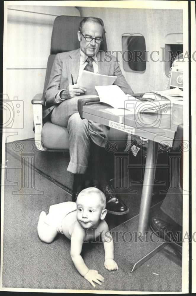 Load image into Gallery viewer, 1972 Press Photo Pres. Candidate George McGovern with Grandson Matthew Rowan
