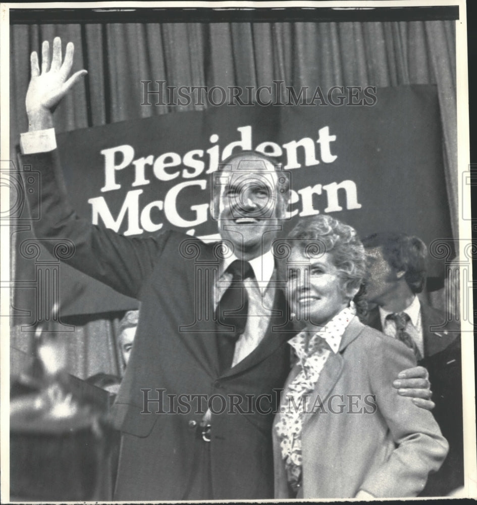1972 Press Photo Senator George McGovern and Wife Eleanor Waving to the Crowd
