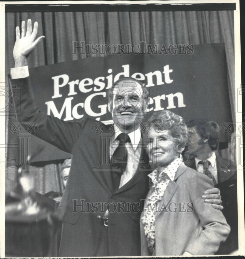 Load image into Gallery viewer, 1972 Press Photo Senator George McGovern and Wife Eleanor Waving to the Crowd
