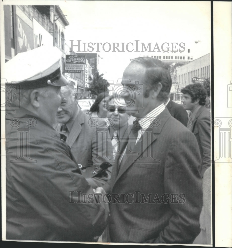 1971 Press Photo George McGovern meets policeman in downtown Green Bay