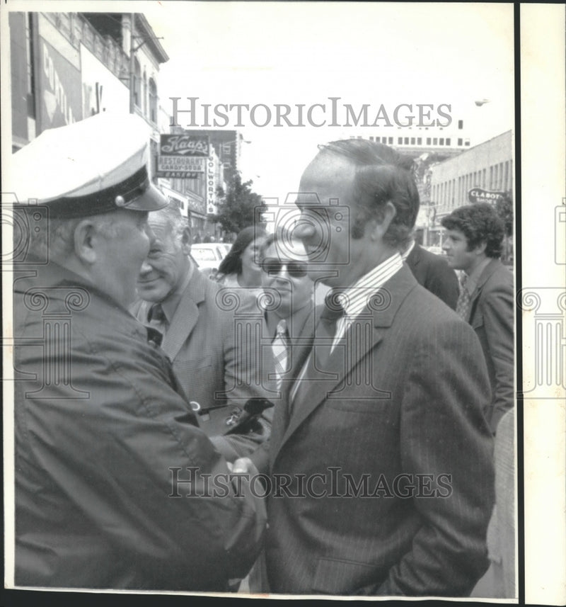 Load image into Gallery viewer, 1971 Press Photo George McGovern meets policeman in downtown Green Bay
