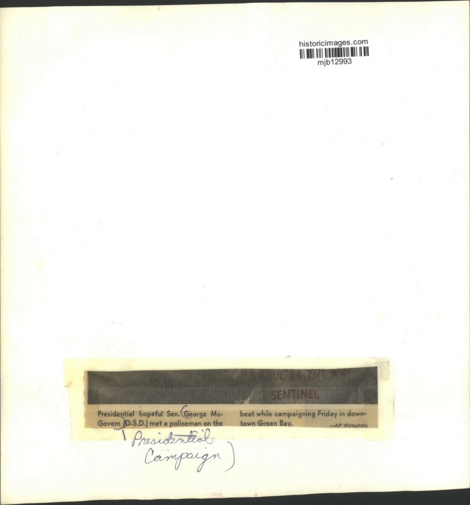 1971 Press Photo George McGovern meets policeman in downtown Green Bay