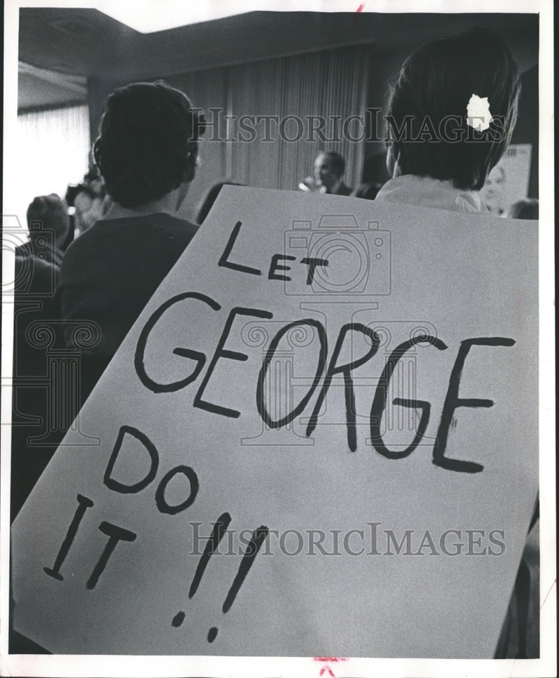 Load image into Gallery viewer, 1972 Press Photo Gregory Schultz holds sign for George McGovern during speech
