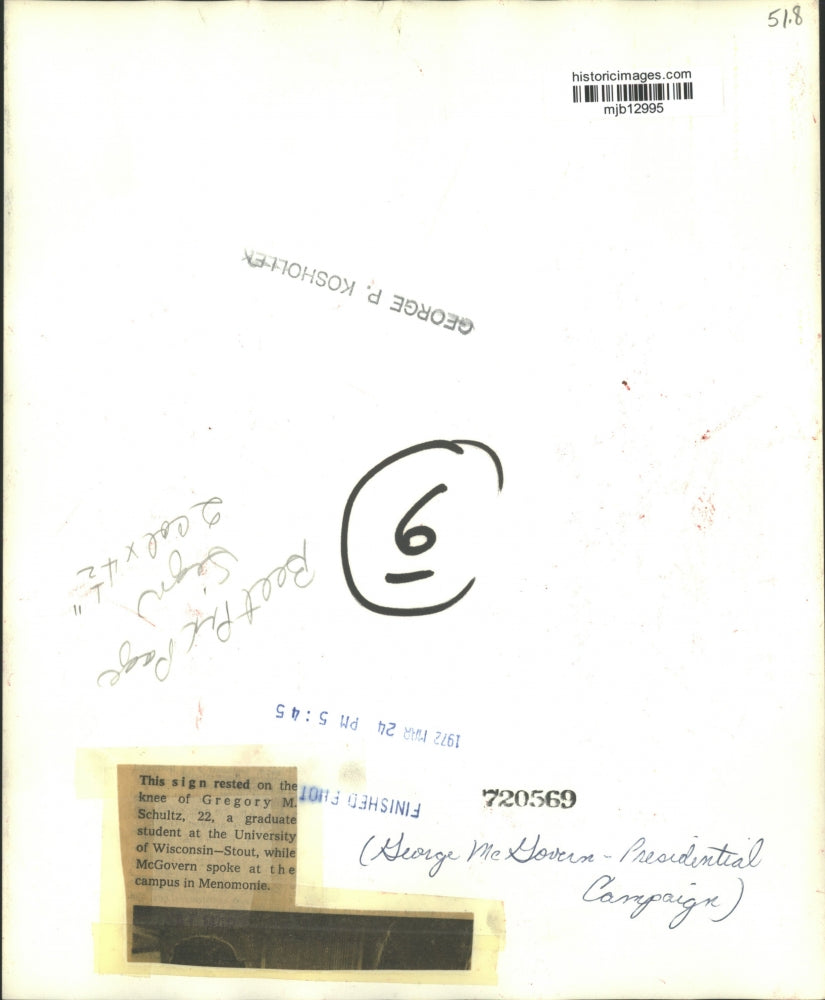 1972 Press Photo Gregory Schultz holds sign for George McGovern during speech