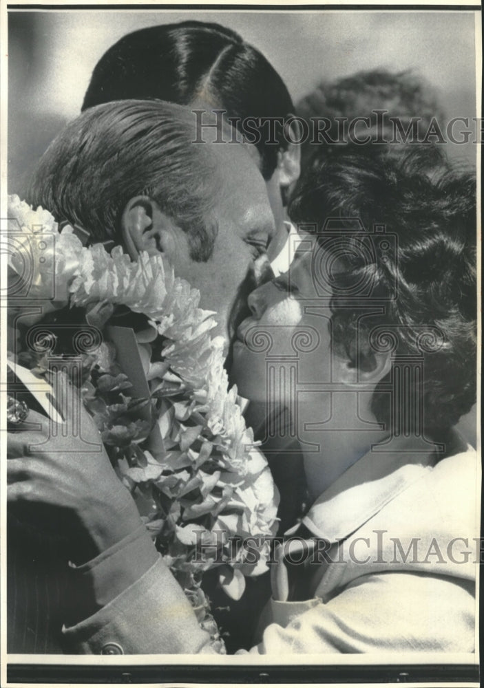 1975 Press Photo Jean, Wife of Governor George Ariyoshi Kisses Gerald Ford