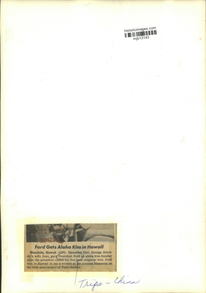 Load image into Gallery viewer, 1975 Press Photo Jean, Wife of Governor George Ariyoshi Kisses Gerald Ford
