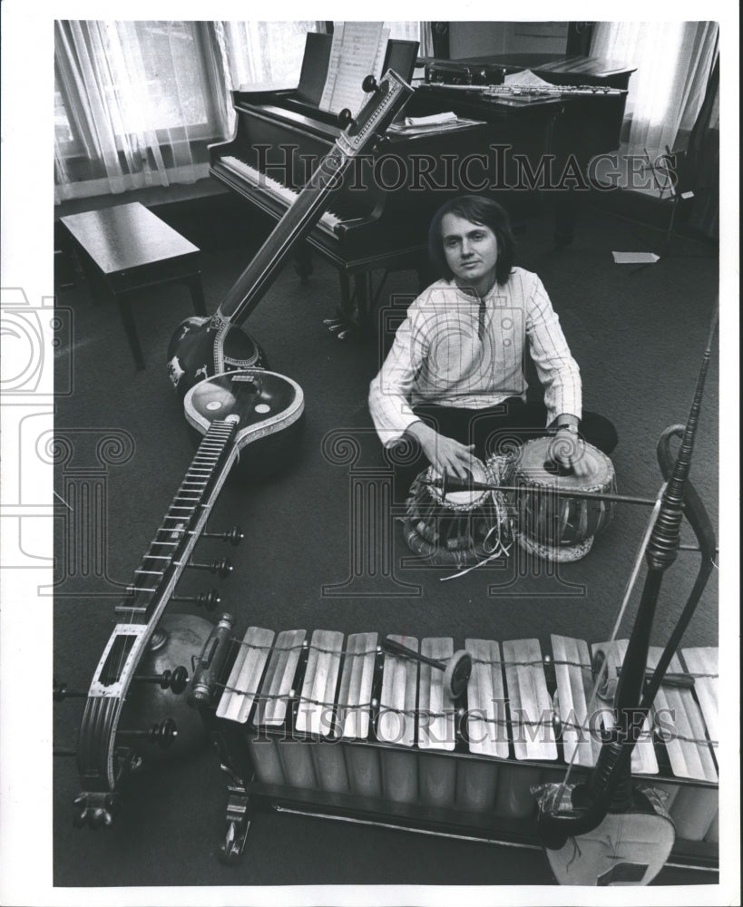 1973 Press Photo Vincent McDermott, Milwaukee Musician with his instruments