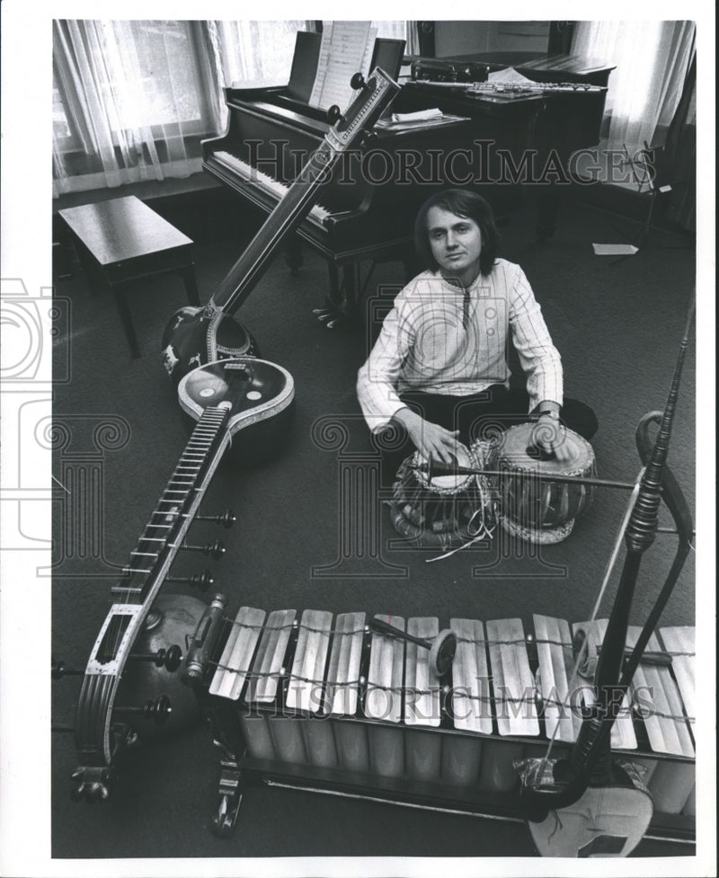 Load image into Gallery viewer, 1973 Press Photo Vincent McDermott, Milwaukee Musician with his instruments
