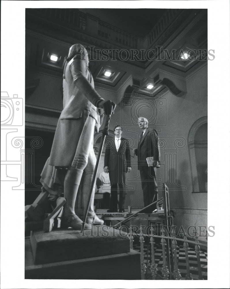 1986 Press Photo David McCullough and Garry Wills with George Washington statue- Historic Images