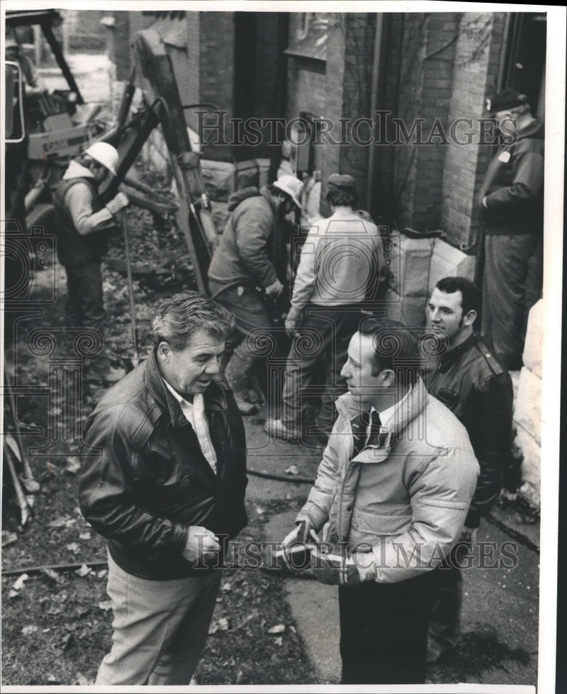 Load image into Gallery viewer, 1988 Press Photo Don McCoy talks with Rev. Paul Hoover at Baptist Church
