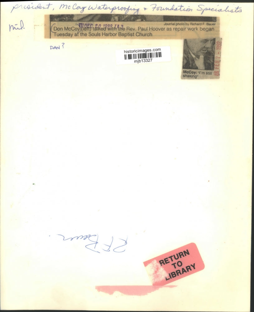 1988 Press Photo Don McCoy talks with Rev. Paul Hoover at Baptist Church