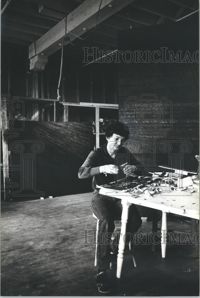 1979 Press Photo Artist Kathy Forecki works on a piece- Historic Images