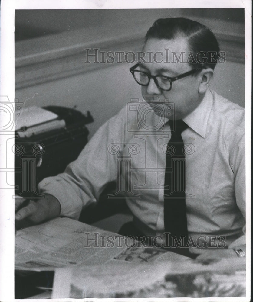 1958 Press Photo Paul McMahon reads newspaper - mjb13510