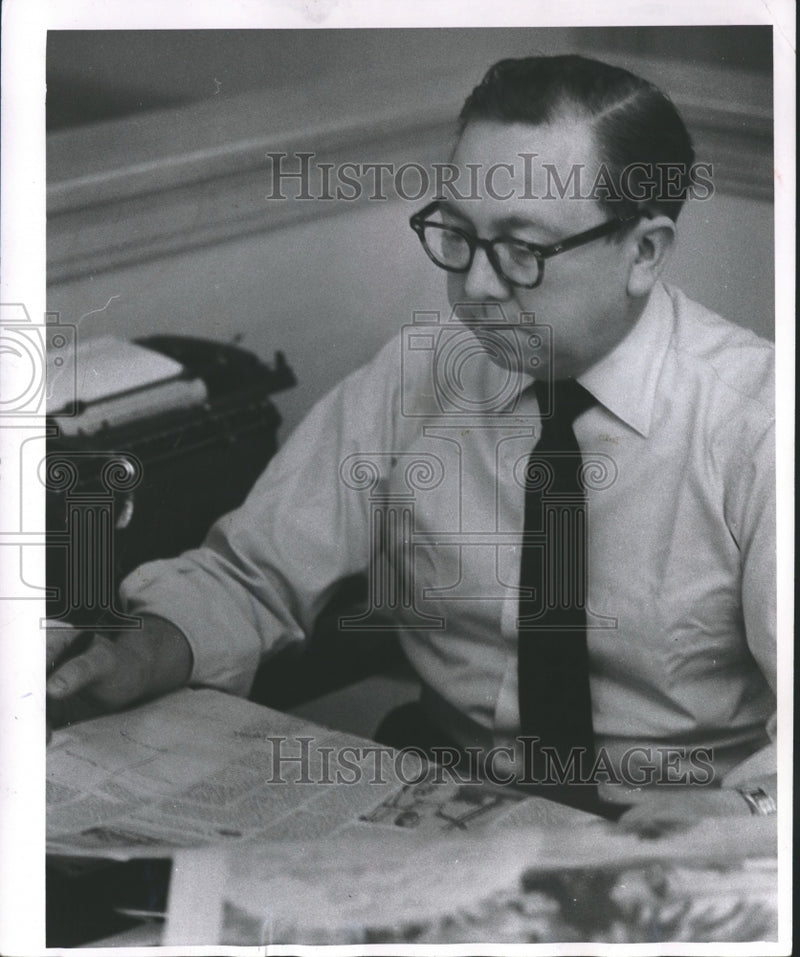 Load image into Gallery viewer, 1958 Press Photo Paul McMahon reads newspaper - mjb13510
