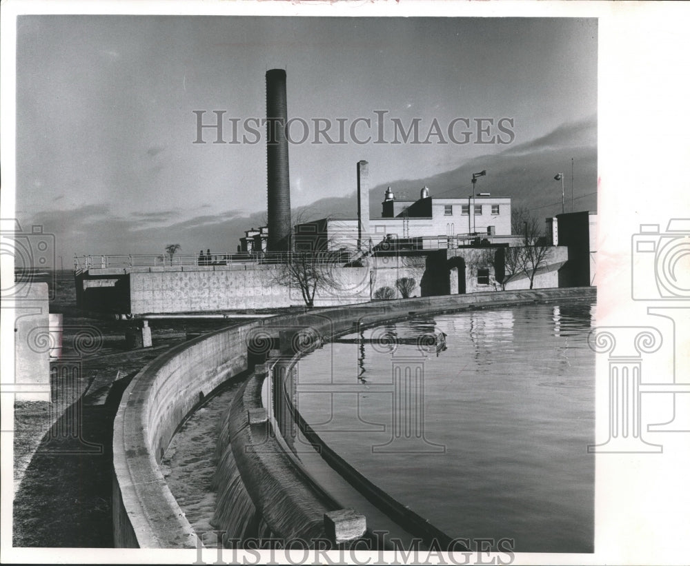 1964 Press Photo Fond du Lac Sewage Plant ruled Nuisance by Judge Russell Hanson