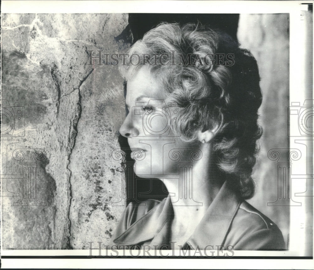 1972 Press Photo Eleanor McGovern Listens to Husband's Speech, near Custer, S.D.