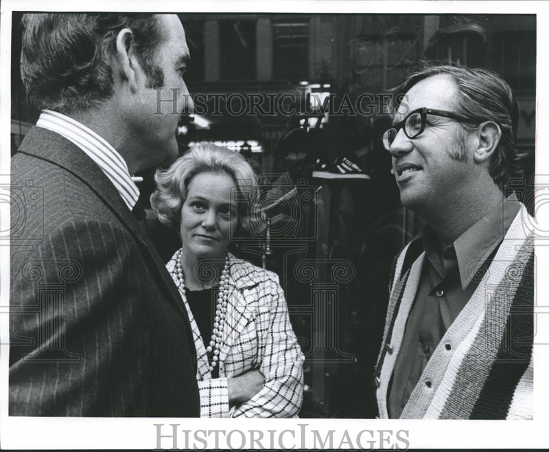 Load image into Gallery viewer, 1971 Press Photo George McGovern at a Milwaukee Visit - mjb13669
