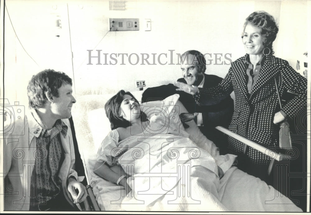1972 Press Photo Senator McGovern and wife, visit hospital, Los Angeles.