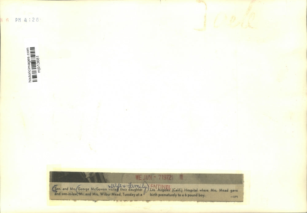 1972 Press Photo Senator McGovern and wife, visit hospital, Los Angeles.