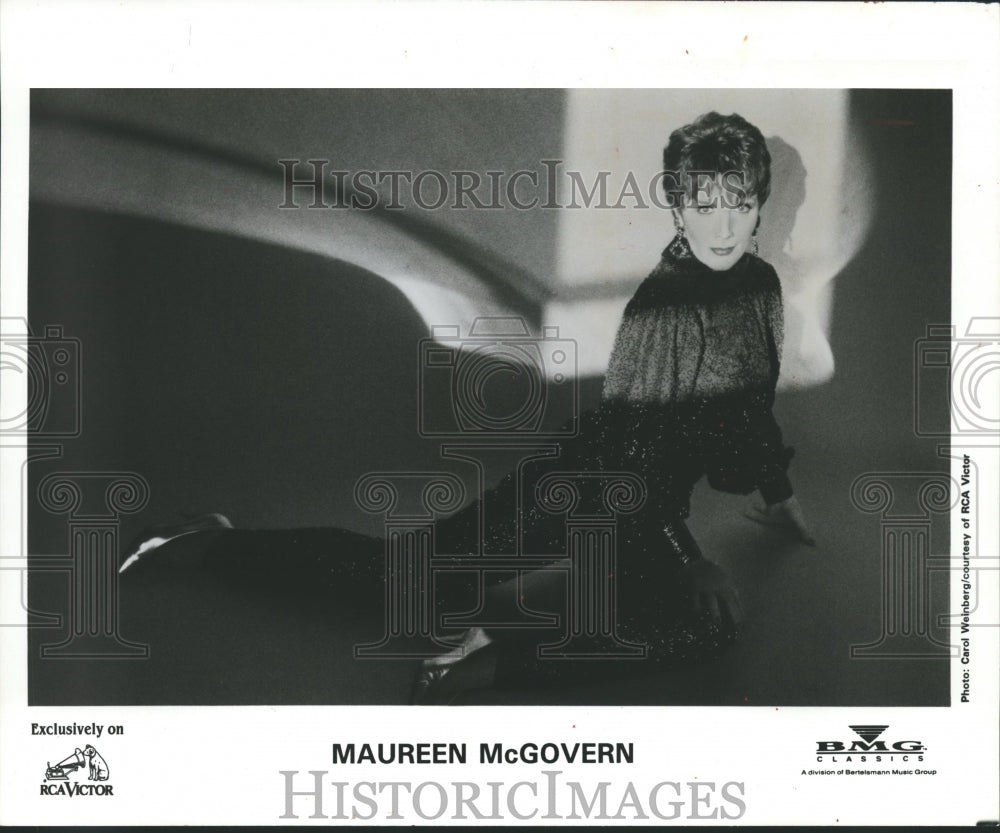 1992 Press Photo Singer Maureen McGovern - mjb13712
