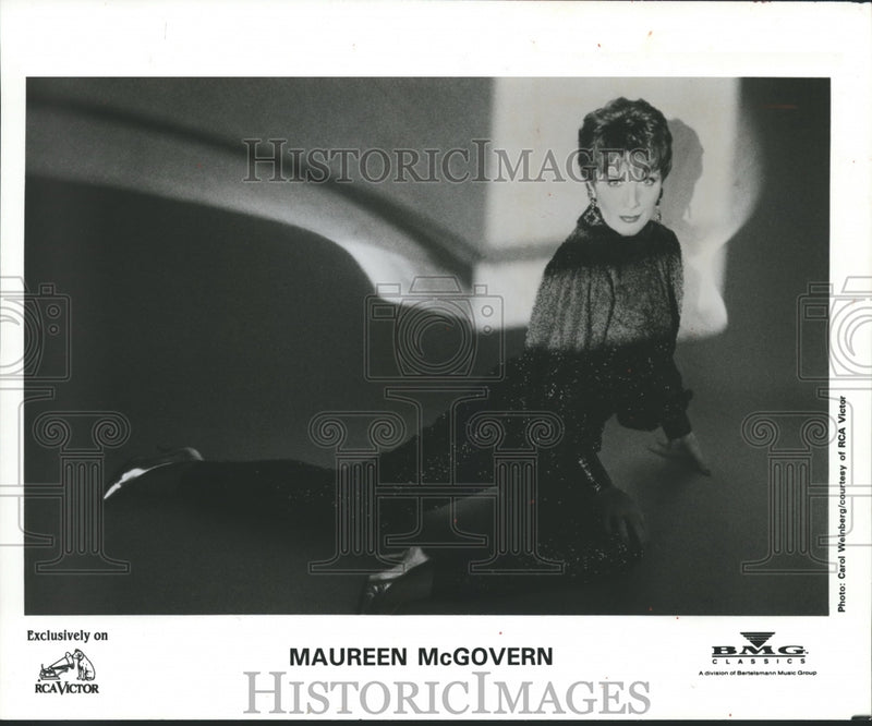 Load image into Gallery viewer, 1992 Press Photo Singer Maureen McGovern - mjb13712
