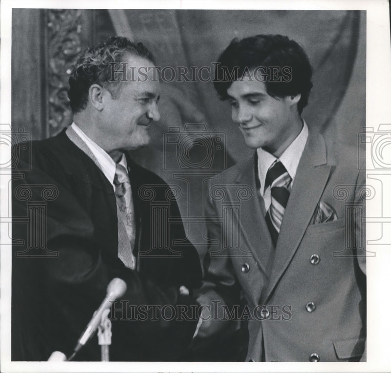 Load image into Gallery viewer, 1972 Press Photo County Judge John E. McCormick and his son, Timothy aged 16
