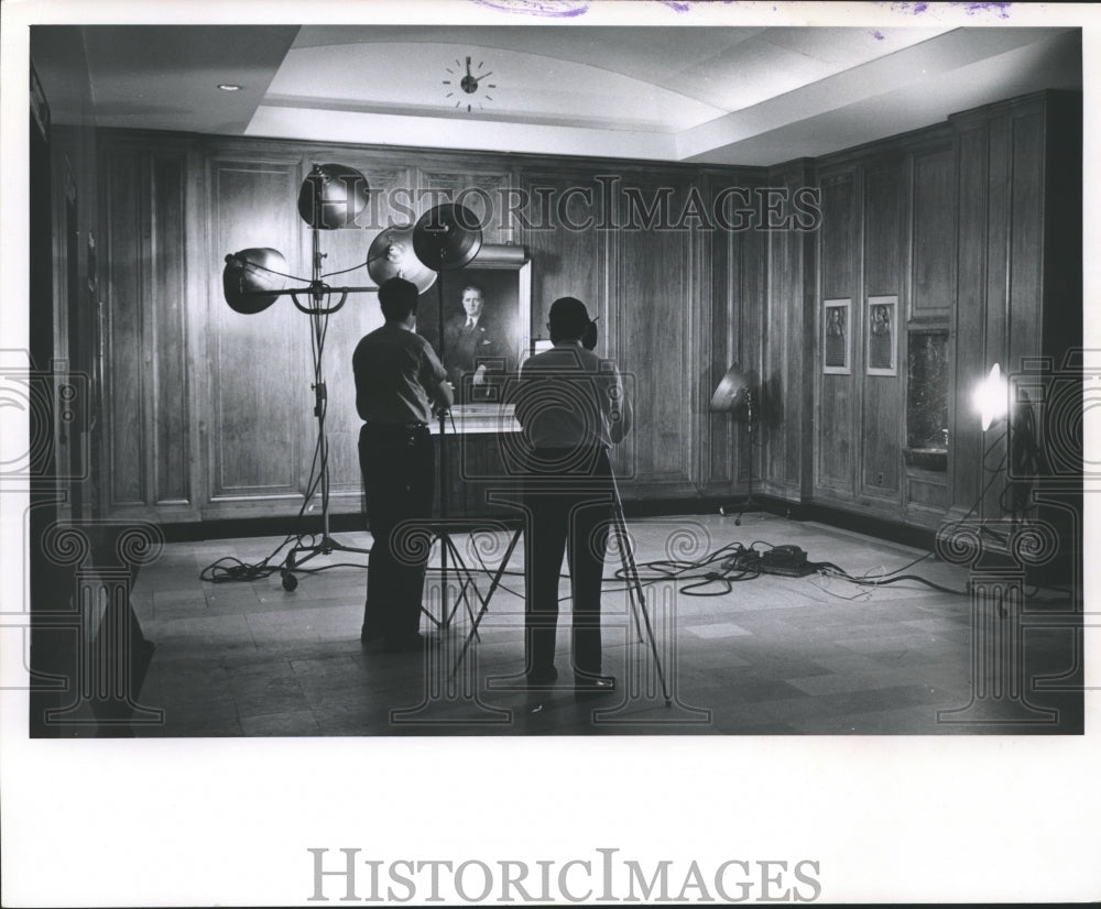 1963 Press Photo Fred Tonne and James Meyer Take a Photo of Harry J. Grant- Historic Images