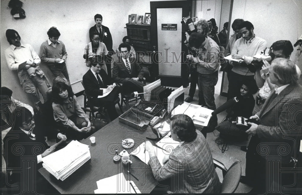 1980 Press Photo Charles McLachlan In Safety Building Milwaukee, Wisconsin- Historic Images