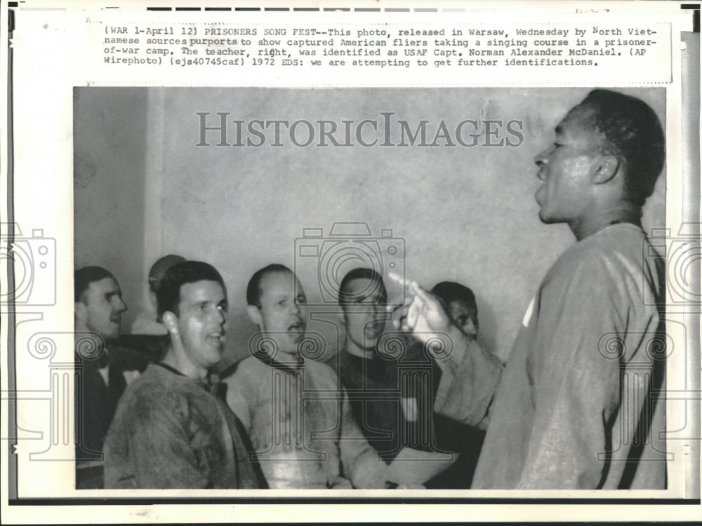 1972 Press Photo US Air Force Captain Norman Alexander McDaniel leads Prisoners- Historic Images