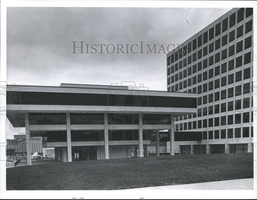 1974 Press Photo MGIC Plaza, Mortgage Guaranty Insurance Corporation Investment.- Historic Images