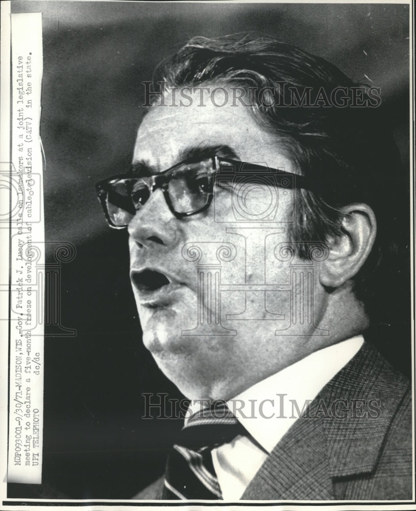 1971 Press Photo Governor Patrick J. Lucey speaking at legislative meeting