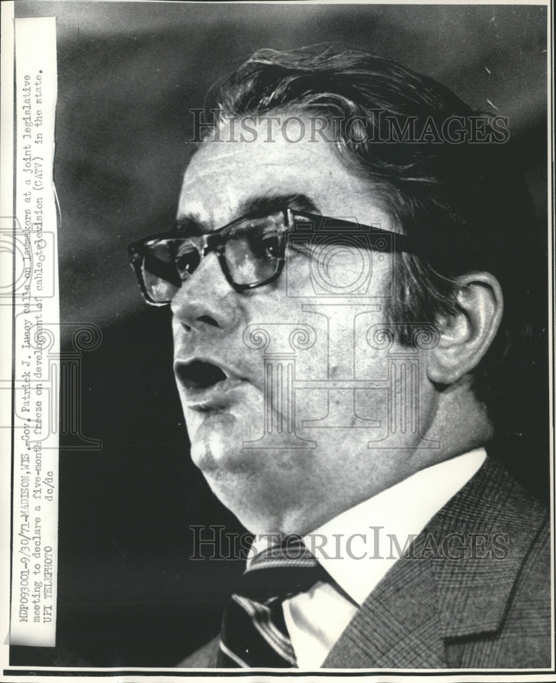 Load image into Gallery viewer, 1971 Press Photo Governor Patrick J. Lucey speaking at legislative meeting
