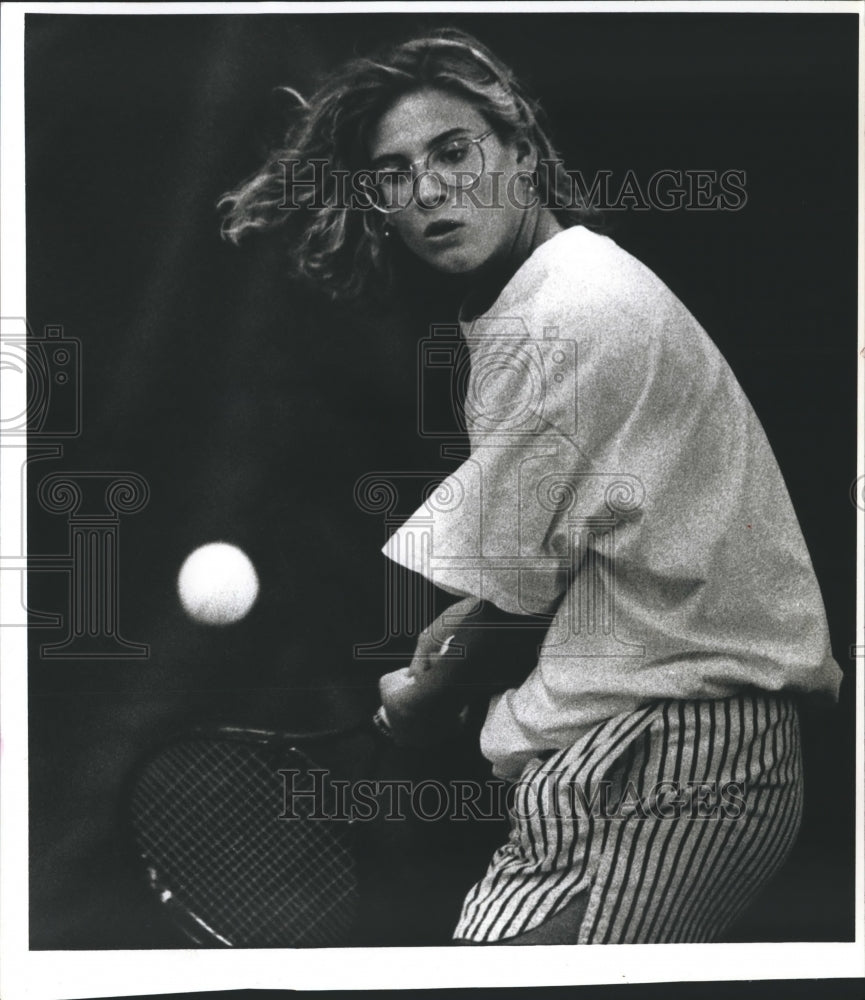 1990 Press Photo West Allis&#39; Colleen Lucey plays tennis in state championship- Historic Images